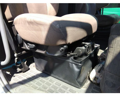 VOLVO VNL SEAT, FRONT