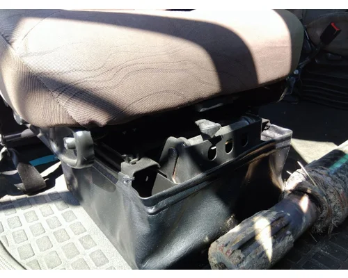 VOLVO VNL SEAT, FRONT