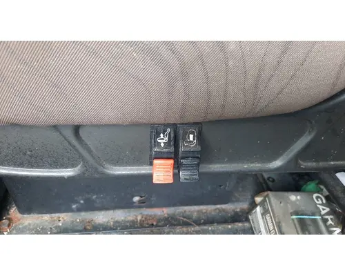 VOLVO VNL SEAT, FRONT