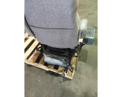 VOLVO VNL SEAT, FRONT