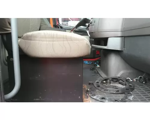 VOLVO VNL SEAT, FRONT