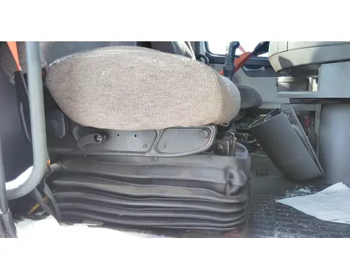 VOLVO VNL SEAT, FRONT
