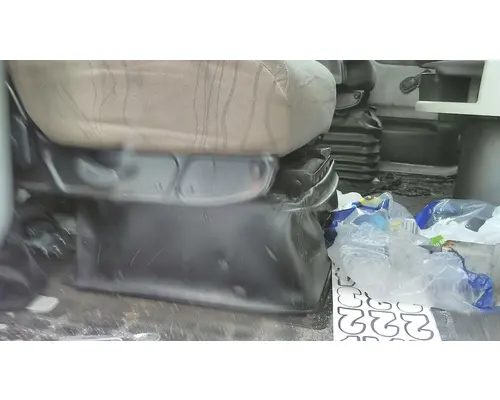 VOLVO VNL SEAT, FRONT