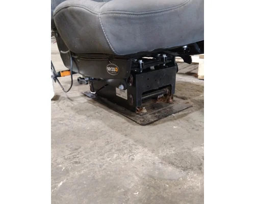 VOLVO VNL SEAT, FRONT
