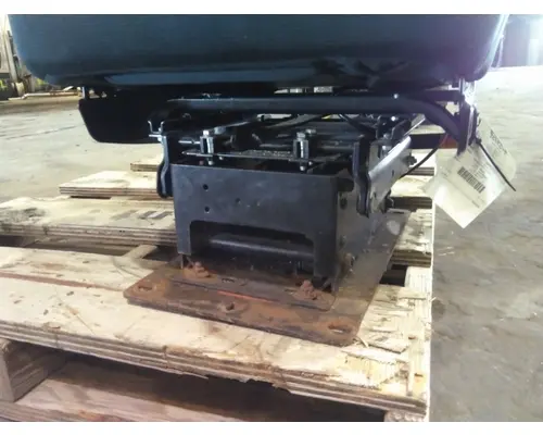 VOLVO VNL SEAT, FRONT