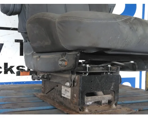 VOLVO VNL SEAT, FRONT