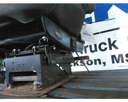 VOLVO VNL SEAT, FRONT