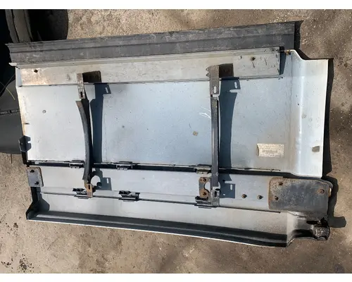 VOLVO VNL Side Fairing