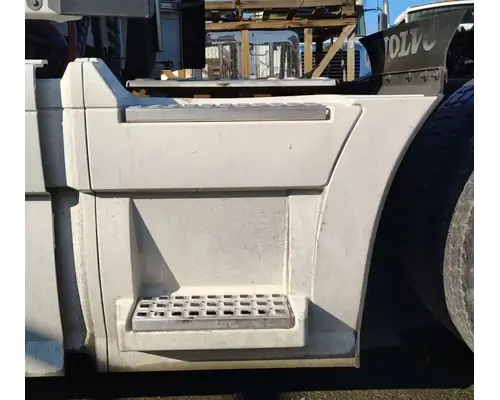 VOLVO VNL Side Fairing