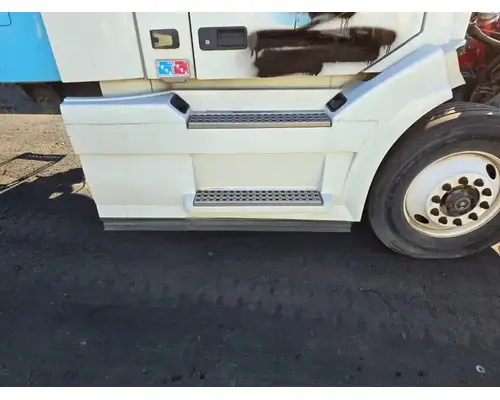 VOLVO VNL Side Fairing