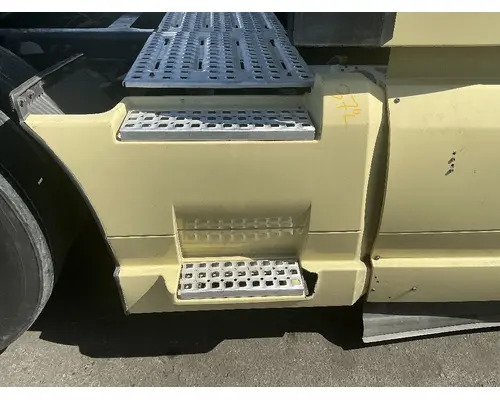 VOLVO VNL Side Fairing