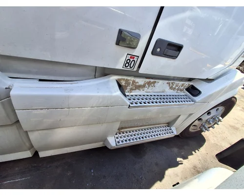 VOLVO VNL Side Fairing