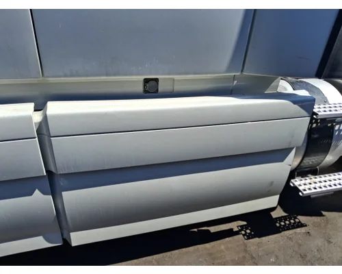 VOLVO VNL Side Fairing