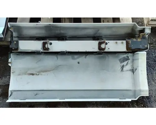 VOLVO VNL Side Fairing