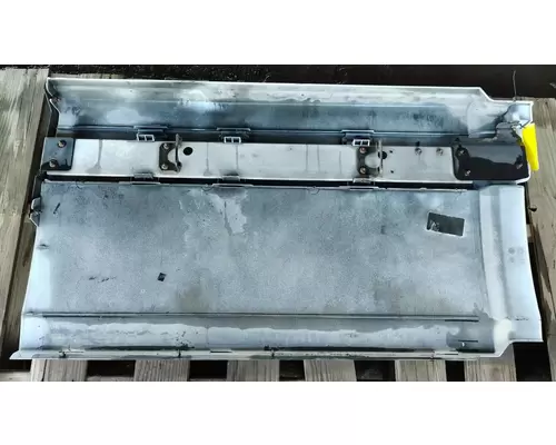 VOLVO VNL Side Fairing