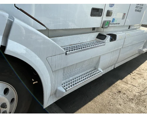 VOLVO VNL Side Fairing