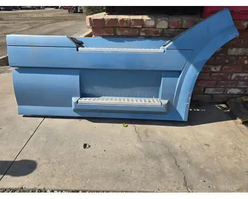 VOLVO VNL Side Fairing