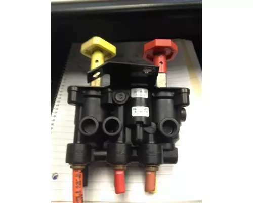 VOLVO VNL TRAILER HOLD SWITCH