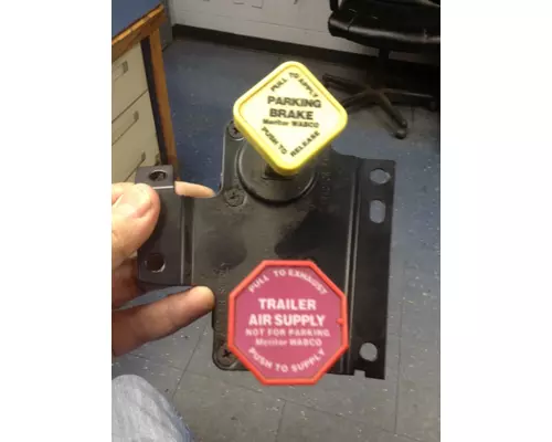 VOLVO VNL TRAILER HOLD SWITCH