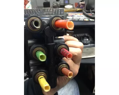 VOLVO VNL TRAILER HOLD SWITCH