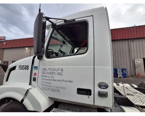 VOLVO VNL Vehicle For Sale