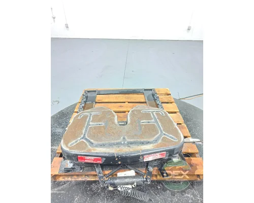 VOLVO VNM430 Fifth Wheel