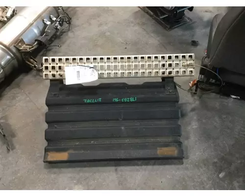 VOLVO VNM BATTERY BOX COVER