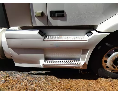 VOLVO VNM CAB SKIRTSIDE FAIRING