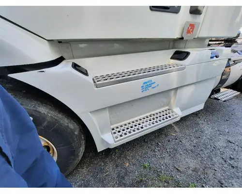 VOLVO VNM CAB SKIRTSIDE FAIRING