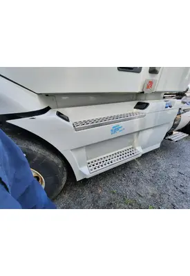 VOLVO VNM CAB SKIRT/SIDE FAIRING