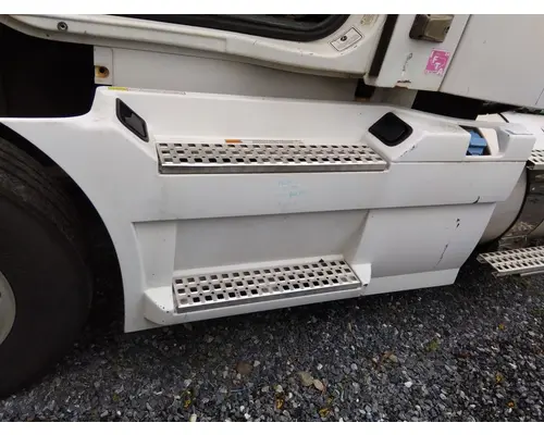 VOLVO VNM CAB SKIRTSIDE FAIRING