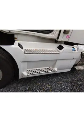 VOLVO VNM CAB SKIRT/SIDE FAIRING