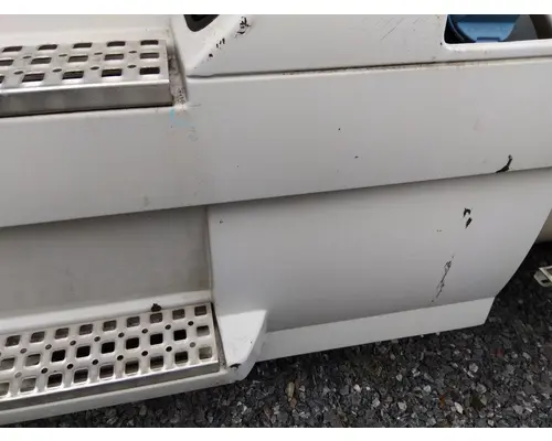 VOLVO VNM CAB SKIRTSIDE FAIRING