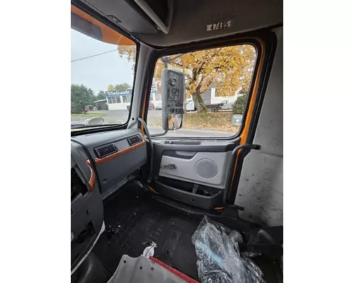 VOLVO VNM CAB