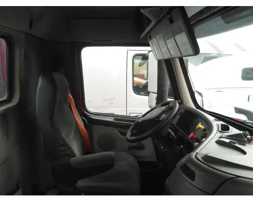 VOLVO VNM CAB