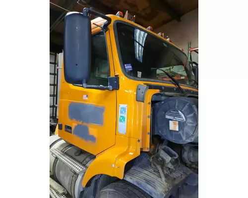 VOLVO VNM CAB