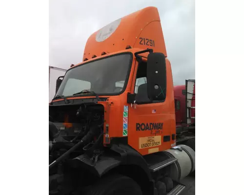 VOLVO VNM CAB