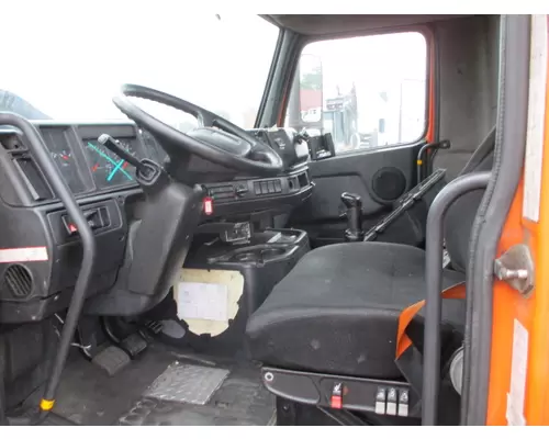 VOLVO VNM CAB