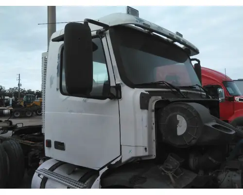 VOLVO VNM CAB