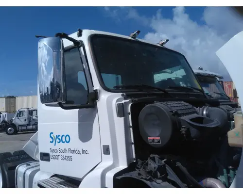 VOLVO VNM CAB
