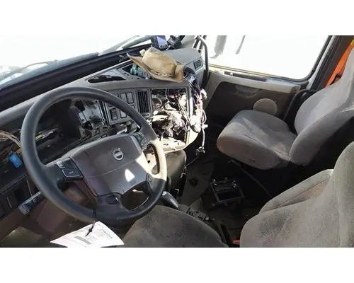 VOLVO VNM CAB