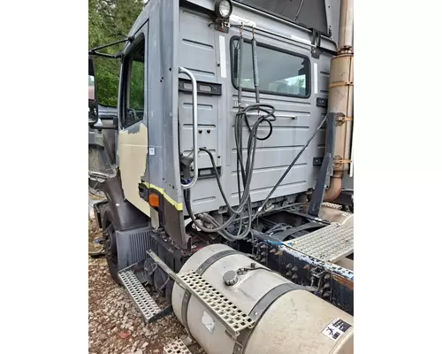 VOLVO VNM CAB