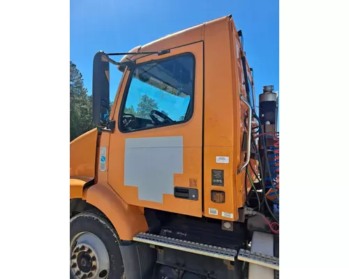 VOLVO VNM CAB