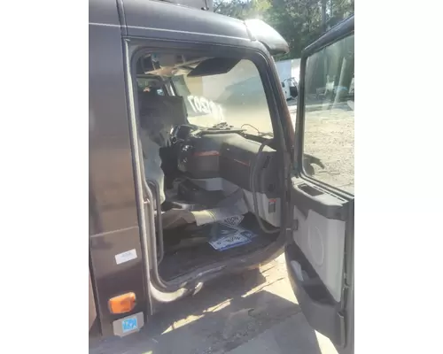 VOLVO VNM CAB