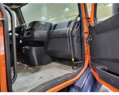 VOLVO VNM CAB