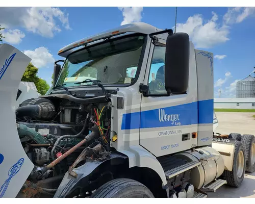 VOLVO VNM CAB