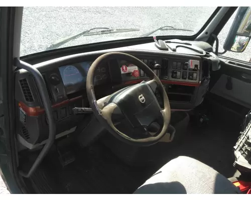 VOLVO VNM CAB