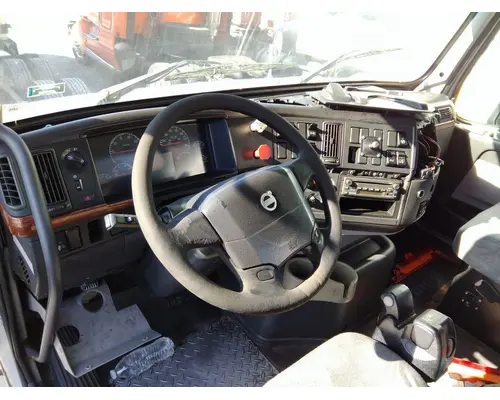 VOLVO VNM CAB