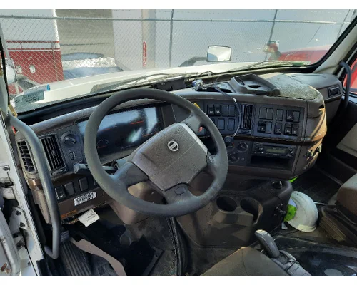 VOLVO VNM CAB