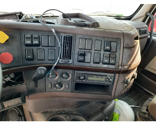 VOLVO VNM CAB
